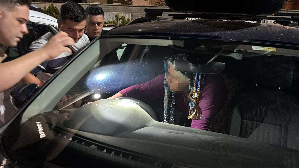AVM otoparkında bir garip olay! 1,5 saat uğraştılar 3